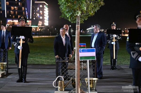 Президент Узбекистана Шавкат Мирзиёев (слева) и президент Таджикистана Эмомали Рахмон (справа) посадили дерево в рамках Самаркандского саммита ШОС. 15 сентября 2022 года. - Sputnik Узбекистан