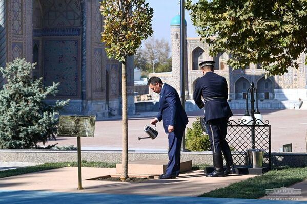 Президент Кыргызстана Садыр Жапаров посадил дерево в рамках Самаркандского саммита Организации тюркских государств. Деревья посадили во всех странах-участницах. 11 ноября 2022 года. - Sputnik Узбекистан