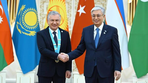Шавкату Мирзиёеву вручили высшую награду Организации тюркских государств - Sputnik Ўзбекистон
