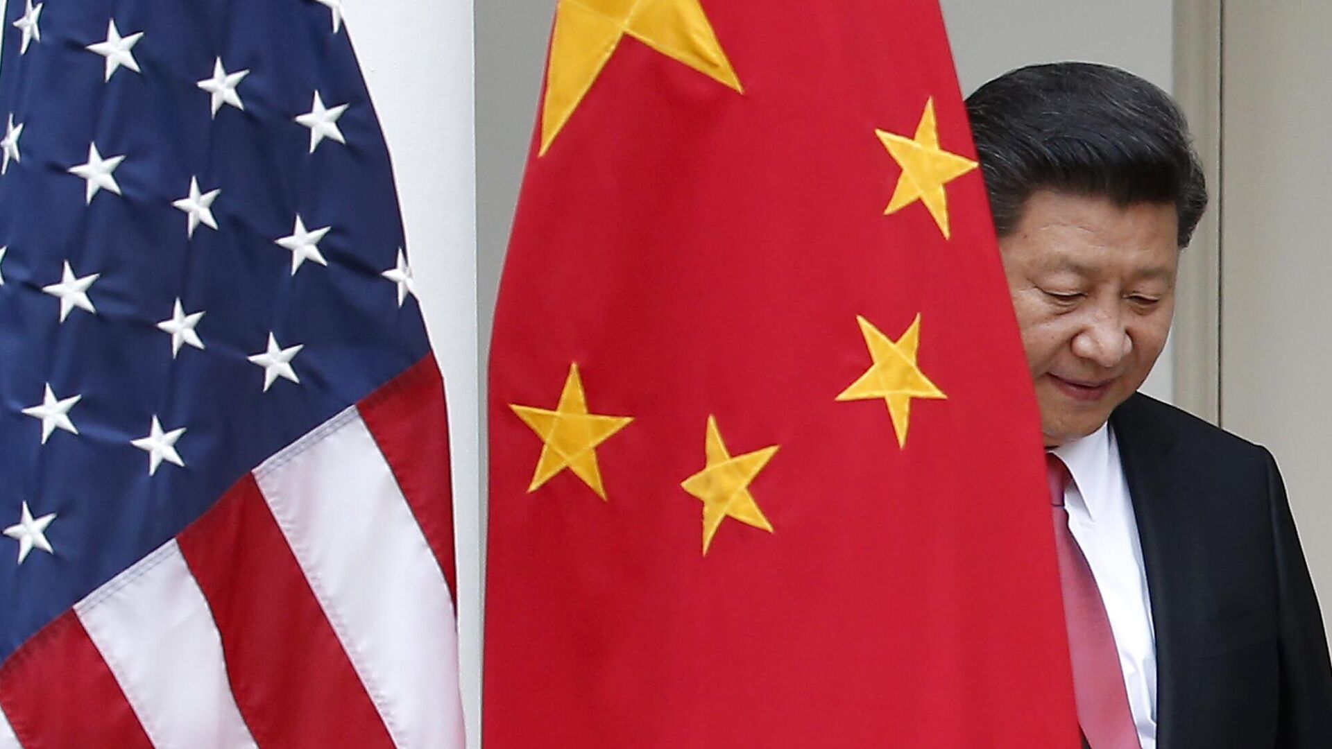 Председатель КНР Си Цзиньпин с флагами Китая и США. Архивное фото - Sputnik Узбекистан, 1920, 07.11.2023