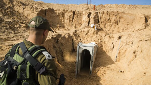 Isroil askari G‘azo sektori bilan chegaradagi tunnel yonida turibdi. Arxiv surat. - Sputnik O‘zbekiston