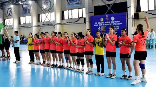 В Ташкенте проходит международный турнир по гандболу IHF TROPHY среди девушек - Sputnik Узбекистан