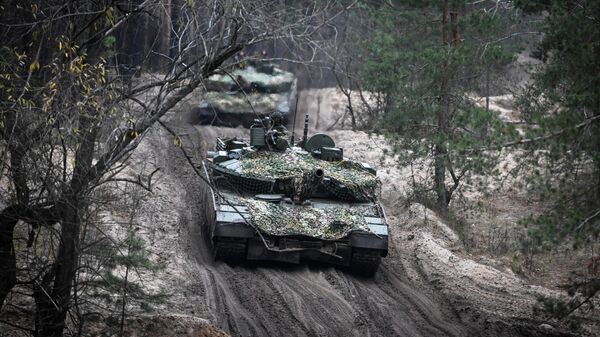 Boyevaya rabota ekipajey tankov T-80 na Krasnolimanskom napravlenii SVO. - Sputnik O‘zbekiston