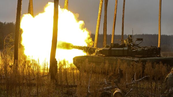 Boyevaya rabota ekipajey tankov T-80 na Krasnolimanskom napravlenii SVO - Sputnik O‘zbekiston