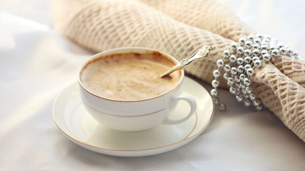 Чашка кофе на столе. Иллюстративное фото - Sputnik Узбекистан