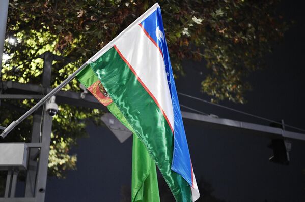 Флаг Узбекистана во время саммита Организации экономического сотрудничества в Ташкенте - Sputnik Узбекистан