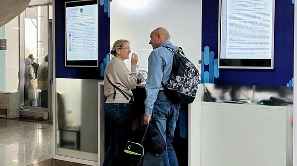 В аэропорту Ташкента увеличилось количество обменных пунктов. - Sputnik Узбекистан