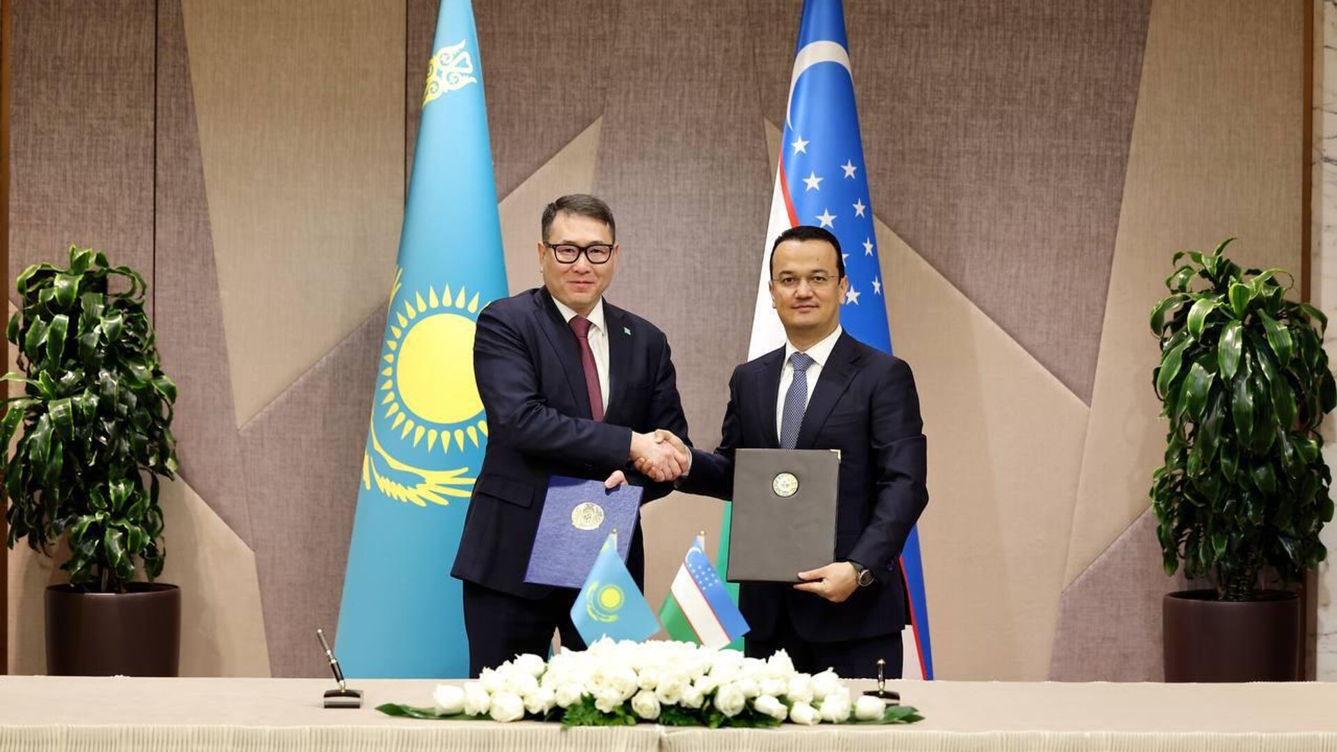 Подписано соглашение между Казахстаном и Узбекистаном о регулировании деятельности Международного центра промышленной кооперации Центральная Азия. - Sputnik Узбекистан, 1920, 09.11.2023