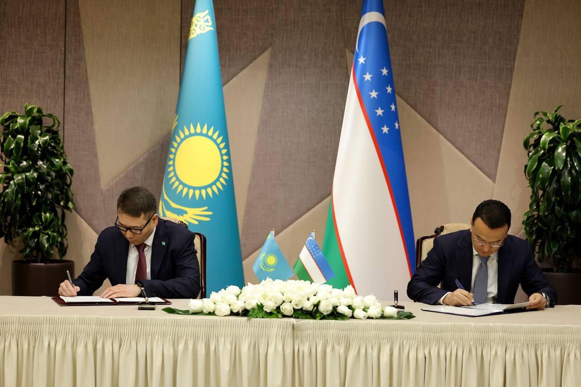 Подписано соглашение между Казахстаном и Узбекистаном о регулировании деятельности Международного центра промышленной кооперации Центральная Азия. - Sputnik Узбекистан, 1920, 09.11.2023