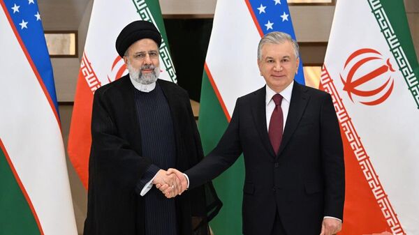 Шавкат Мирзиёев встретился с президентом Ирана Ибрахимом Раиси в рамках саммита ОЭС. - Sputnik Узбекистан
