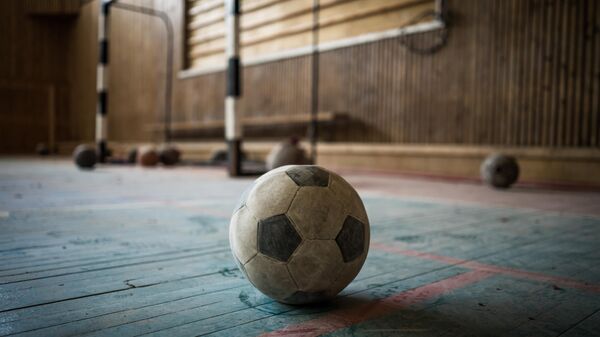 Футбольный мяч в спортивном зале. Иллюстративное фото - Sputnik Узбекистан