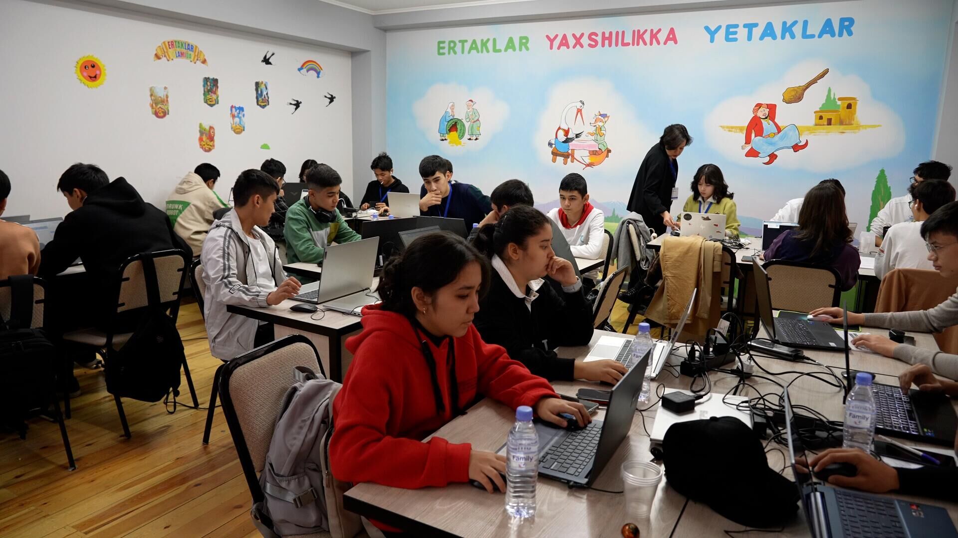В Ташкенте стартовал Образовательный хакатон для школьников Вектор 4.0 - Sputnik Узбекистан, 1920, 11.11.2023
