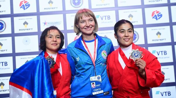 Uzbekskie sambistki zavoyevali zolotie medali na chempionate mira po sambo v Yerevane. - Sputnik O‘zbekiston