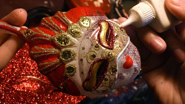 Художница расписывает вручную стеклянное новогоднее украшение - Sputnik Узбекистан