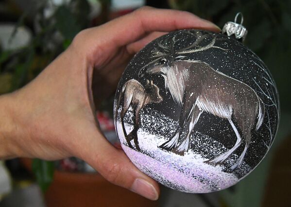 Традиционно рисунки на шарах посвящены новогодней и северной тематике. - Sputnik Узбекистан