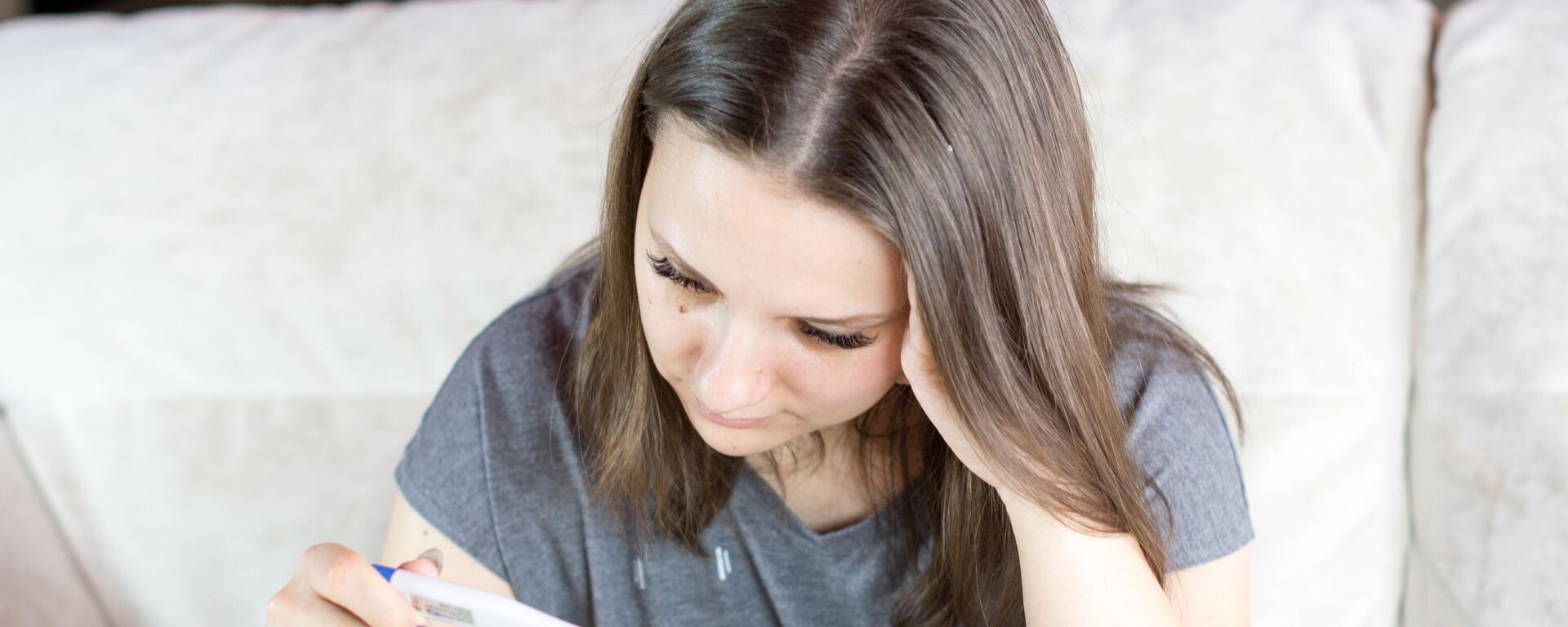 Девушка с высокой температурой. - Sputnik Узбекистан, 1920, 10.03.2026