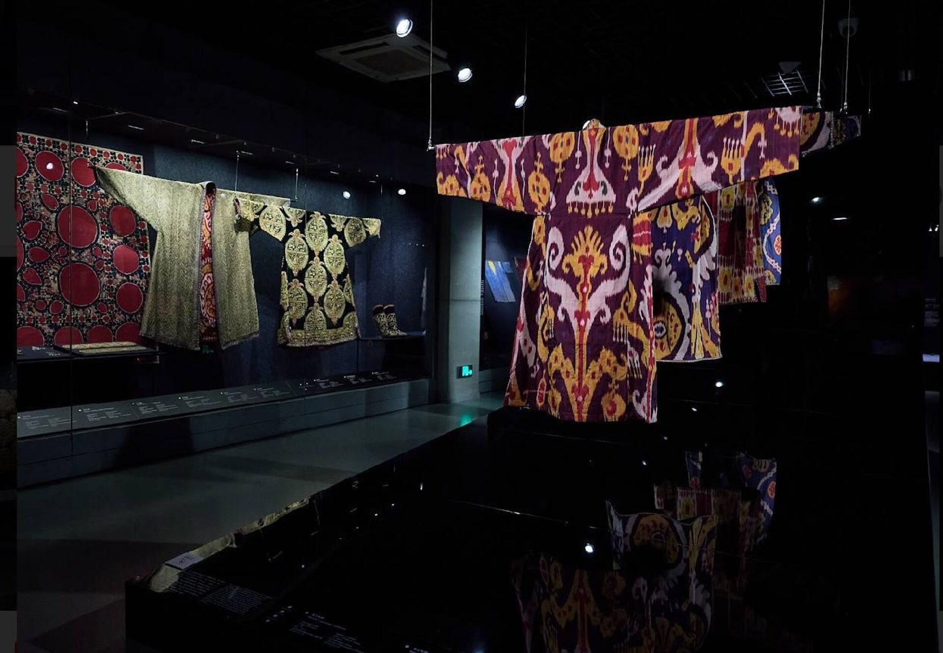 В Ханчжоу завершилась выставка Красочная Азия: Выставка азиатских костюмов - Sputnik Ўзбекистон, 1920, 14.11.2023