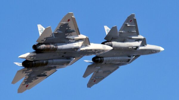 Многофункциональные истребители пятого поколения Су-57. Архивное фото - Sputnik Узбекистан
