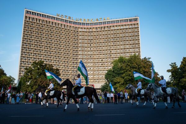 &quot;Узбечка&quot;, как ласково называют гостиницу местные жители, не только остается одной из ташкентских достопримечательностей, но и  востребованным и отелем. На близлежащей территории часто проводятся различные мероприятия. В их числе конный парад, посвященный 32-ой годовщине независимости Узбекистана - Sputnik Узбекистан