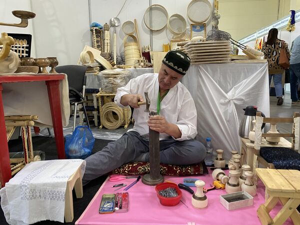 Мастер демонстрирует процесс изготовления чекича — приспособления  для нанесения узоров на узбекские лепешки - Sputnik Узбекистан