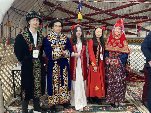 Участники из Каракалпакстана привлекают всеобщее внимание самобытностью костюмов  - Sputnik Узбекистан