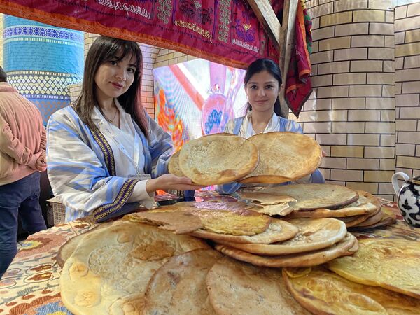 Гостям ярмарки предлагают самые разные виды узбекских лепешек, без которых трудно представить восточную трапезу - Sputnik Узбекистан