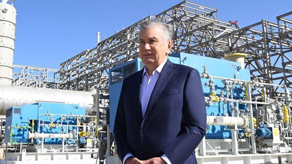 Президент Шавкат Мирзиёев ознакомился с ходом строительства газохимического комплекса 25 лет Независимости в Байсунском районе Сурхандарьинской области. - Sputnik Узбекистан