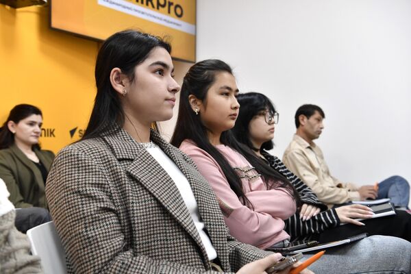 В Ташкенте в пресс-центре Sputnik Узбекистан прошел мастер-класс &quot;У вас есть пять секунд: как сделать, чтобы ваше видео смотрели&quot;. - Sputnik Узбекистан