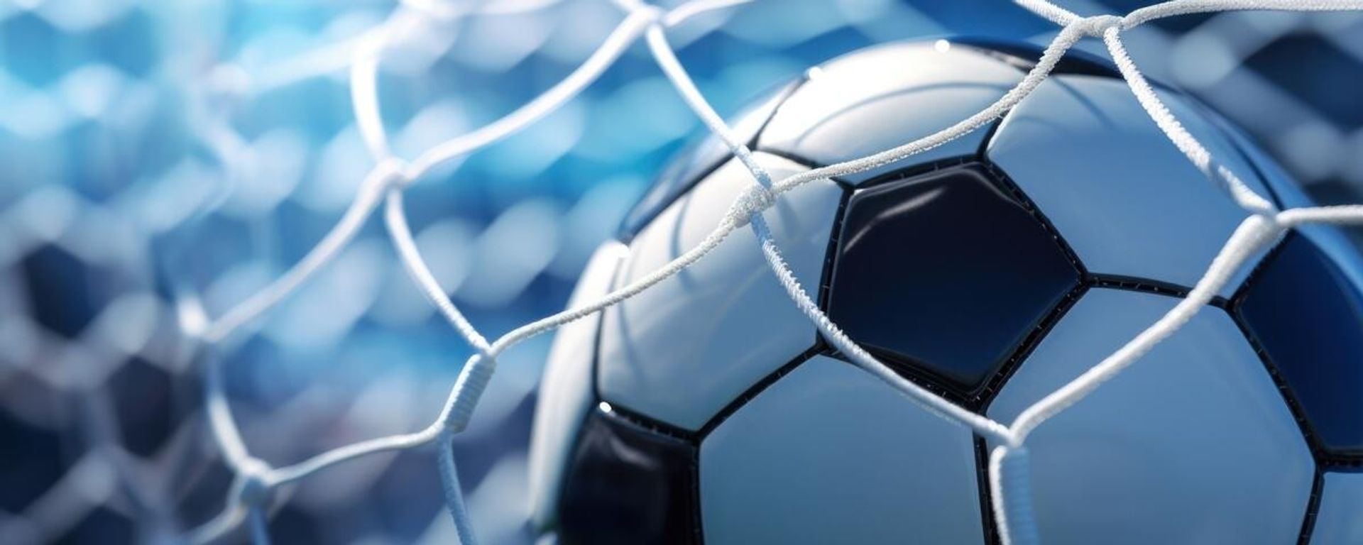 Futbolniy mach vletayet v setku vorot. - Sputnik O‘zbekiston, 1920, 20.05.2026