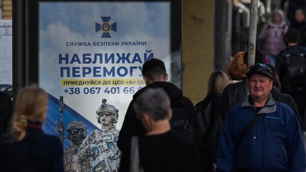 Люди проходят мимо плаката с изображением украинских военнослужащих - Sputnik Узбекистан