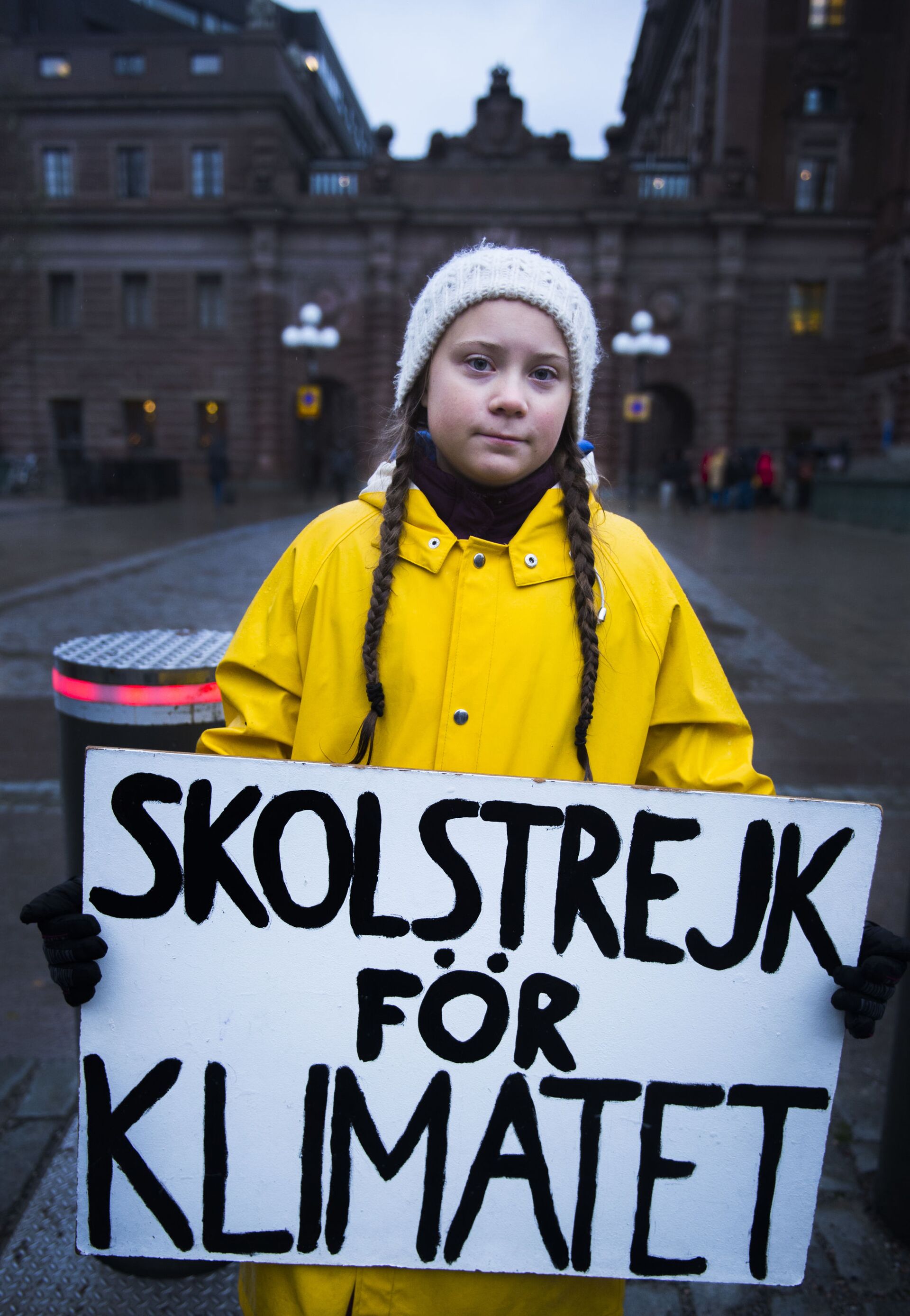 15-летняя шведская активистка Грета Тунберг во время акции протеста против изменения климата у здания парламента Швеции, ноябрь 2018 год - Sputnik Узбекистан, 1920, 23.11.2023
