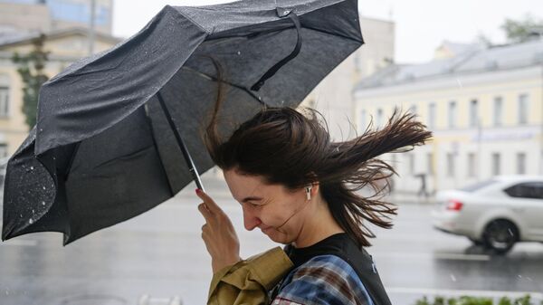 Девушка под зонтом во время дождя. - Sputnik Узбекистан