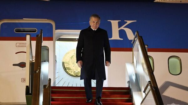 Президент Республики Узбекистан Шавкат Мирзиёев по приглашению Президента Азербайджанской Республики Ильхама Алиева прибыл  с рабочим визитом в город Баку. - Sputnik Узбекистан