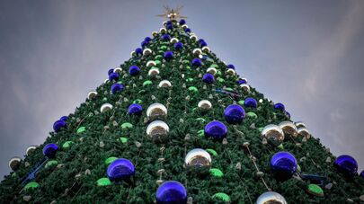 Новогодняя ёлка на территории Парка Magic city в Ташкенте