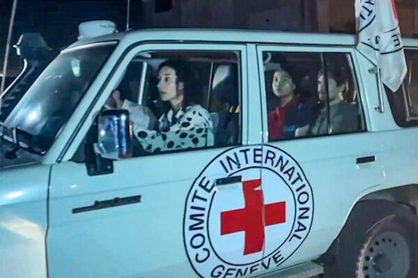 Сотрудники Международного Красного Креста перевозят освобожденных заложников. - Sputnik Узбекистан