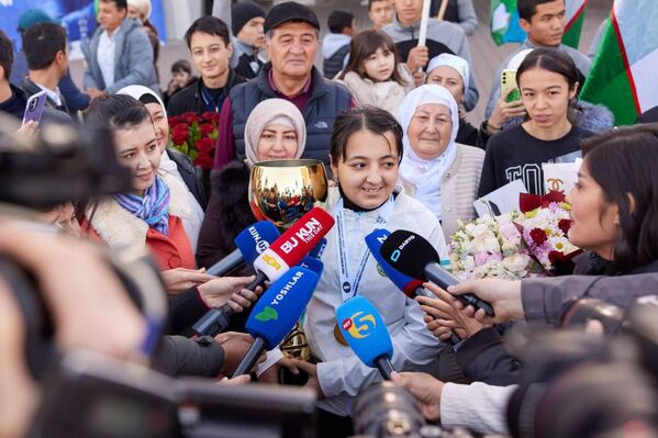 Чемпионка Афруза Хамдамова вернулась в Ташкент. - Sputnik Узбекистан