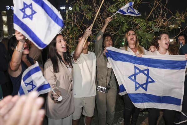 Tel-Aviv aholisi garovga olinganlarni qutlashmoqda. - Sputnik O‘zbekiston