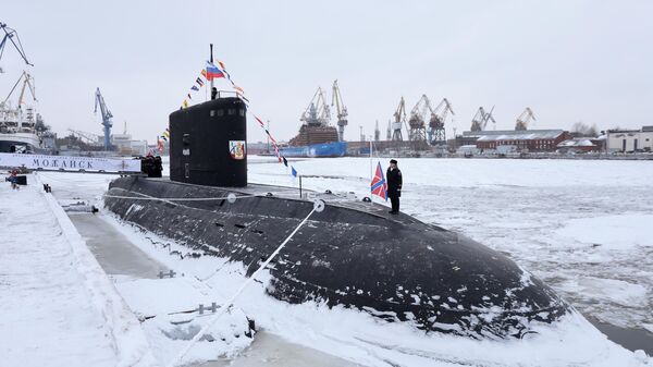 Podnyatie Voyenno-morskogo flaga RF na podvodnoy lodke Mojaysk. - Sputnik O‘zbekiston