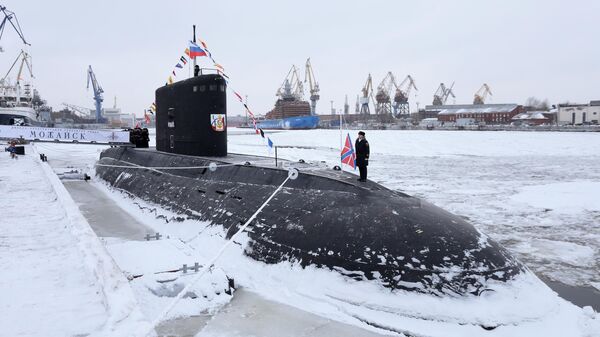 Поднятие Военно-морского флага РФ на подводной лодке Можайск - Sputnik Узбекистан