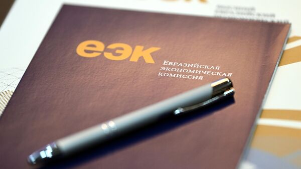 Блокнот и ручка с логотипом Евразийской экономической комиссии ЕЭК. Иллюстративное фото - Sputnik Узбекистан