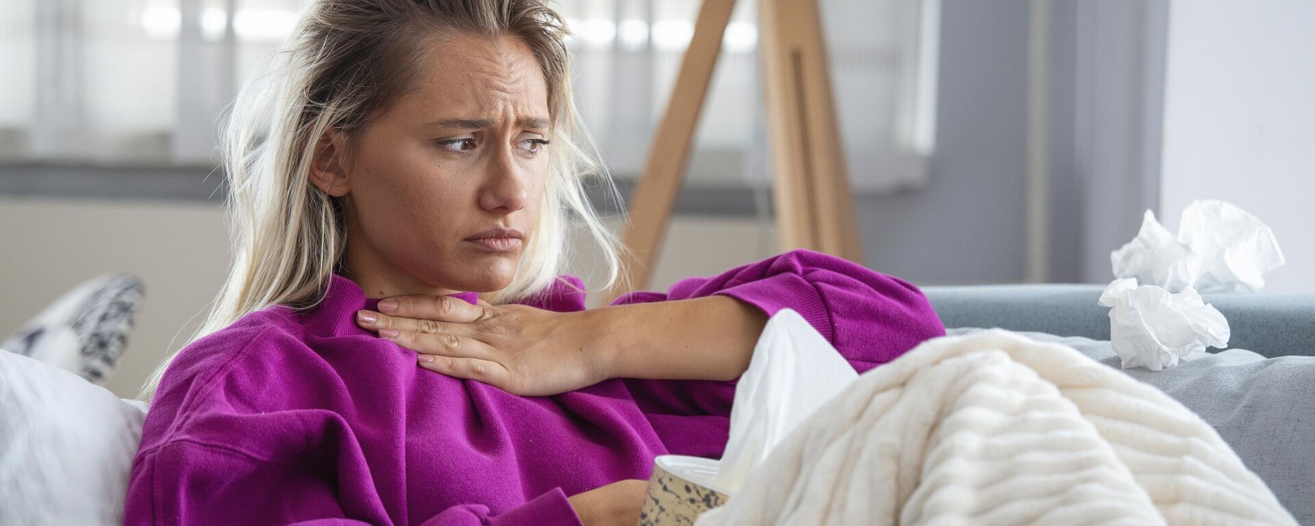 Женщина держится за горло. Женщина держится за горло. - Sputnik Узбекистан, 1920, 30.09.2025