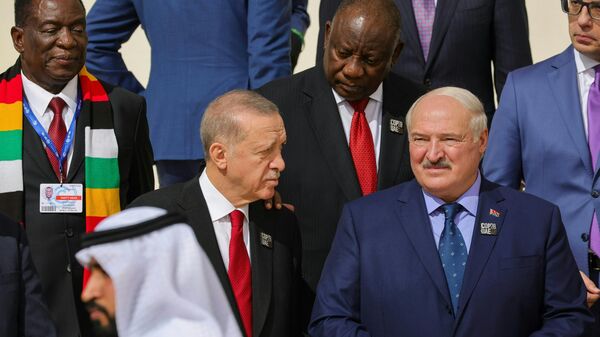 Президент Беларуси Александр Лукашенко слушает своего турецкого коллегу Реджепа Тайипа Эрдогана на саммите Организации Объединенных Наций по климату COP28 в Дубае - Sputnik Узбекистан