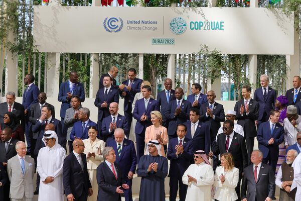 Лидеры стран-участниц и делегаты глобального климатического саммита в Дубае собрались для группового фото - Sputnik Узбекистан