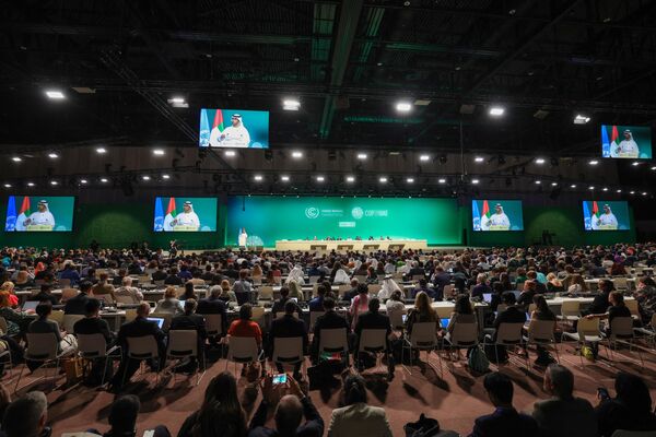 Президент COP28 Султан Ахмед Аль Джабер Сепакс во время церемонии открытия климатического саммита ООН в Дубае 30 ноября 2023 года. У лидеров стран будет 12 дней, чтобы достичь соглашения, цель которого не допустить повышения температур на планете более чем на 1,5 градуса по сравнению с доиндустриальной эпохой - Sputnik Узбекистан