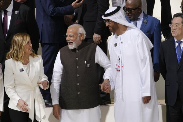 1 декабря 2023 года, Дубай. Премьер-министр Индии Нарендра Моди и президент COP28 Султан аль-Джабер прибыли для группового фото  - Sputnik Узбекистан