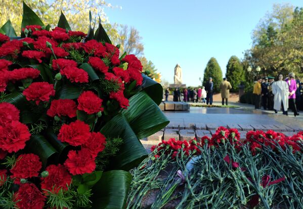 Церемония возложения цветов в честь Дня неизвестного солдата в Ташкенте. - Sputnik Узбекистан