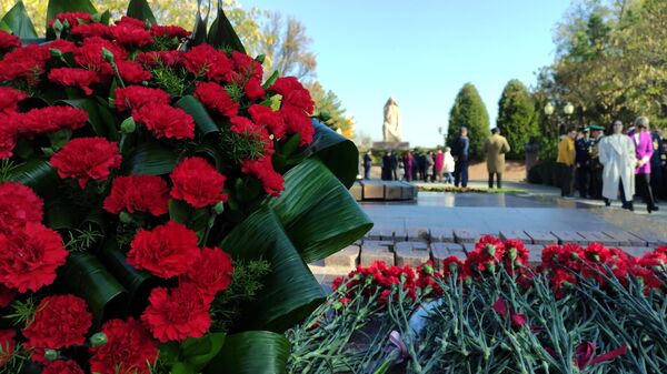 Церемония возложения цветов в честь Дня неизвестного солдата в Ташкенте. - Sputnik Узбекистан