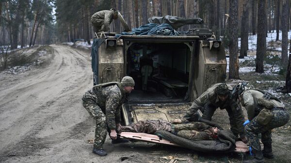 Ukrainskie voyennie evakuiruyut ranenogo. Arxivnoe foto - Sputnik O‘zbekiston