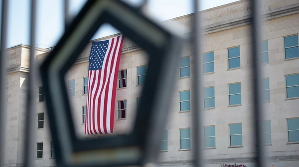 Amerikanskiy flag na zdanii Ministerstva oboroni SShA. Arxivnoe foto - Sputnik O‘zbekiston