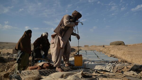 Мужчина набирает воду из водохранилища в деревне Хаджи Рашид (Афганистан). - Sputnik Узбекистан